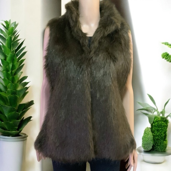 Kenar Women’s Brown Faux Fur Vest - Picture 3 of 16